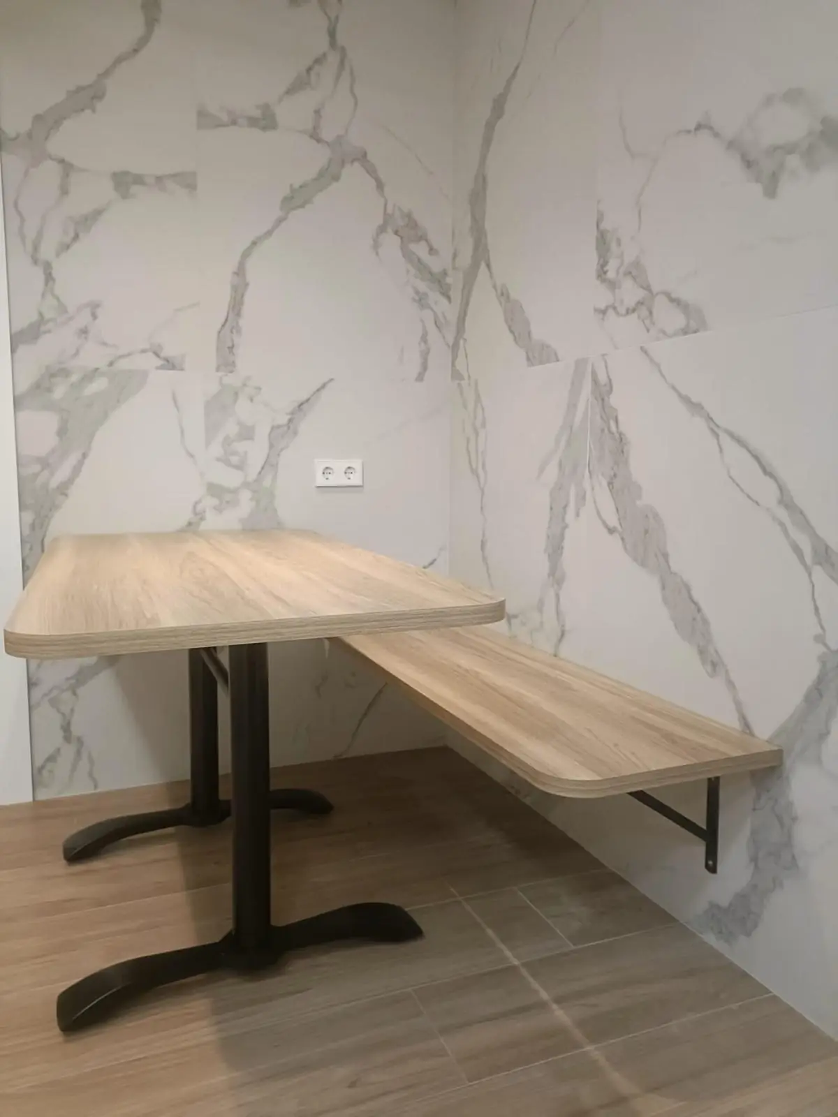 Office con revestimiento efecto mármol y mesa de madera