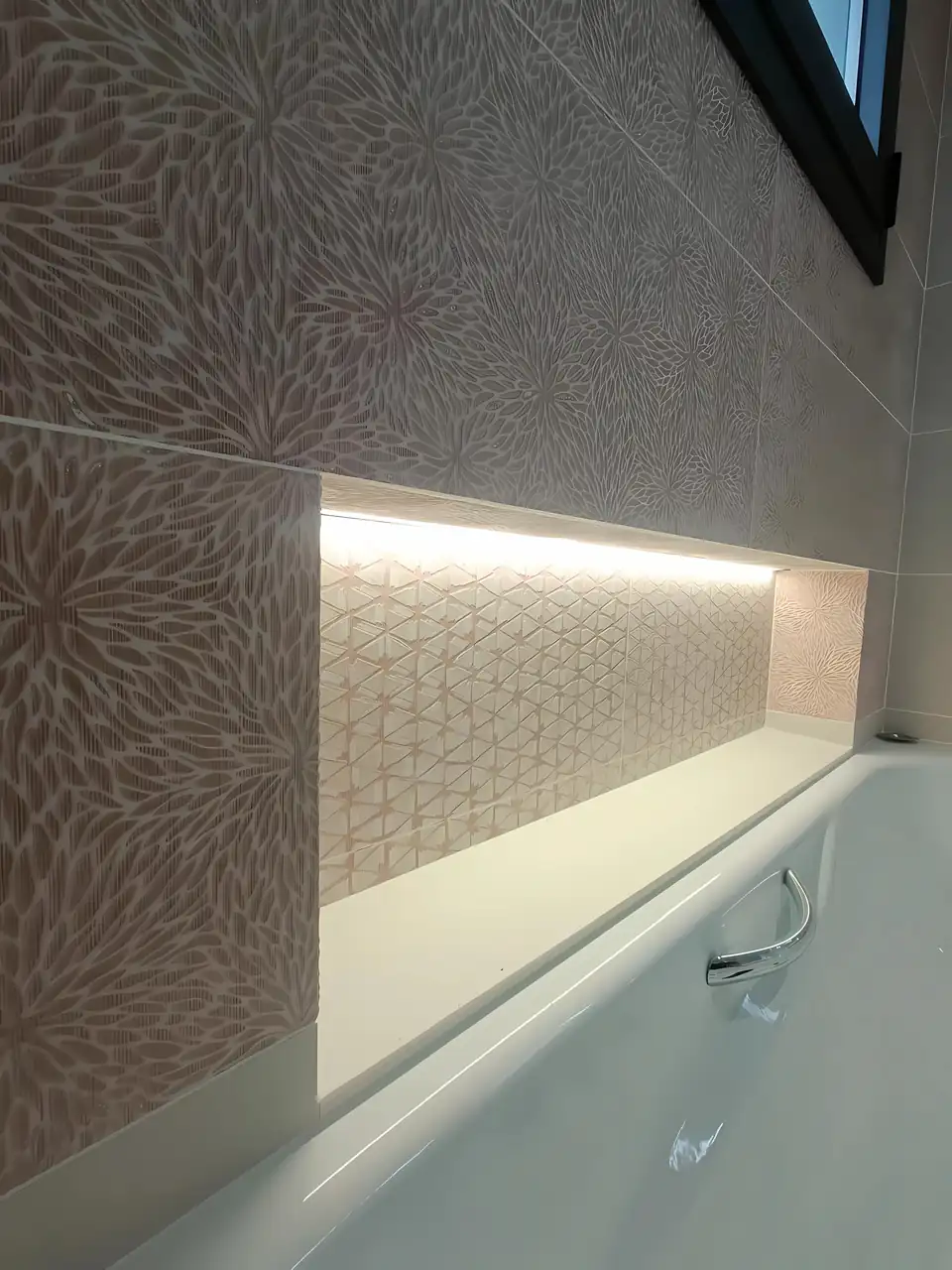 Hornacina de ducha revestida con azulejo decorativo e iluminación LED